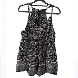 TORRID BLACK AND WHITE POLKA DOT GEOMETRIC PRINT TOP SIZE M